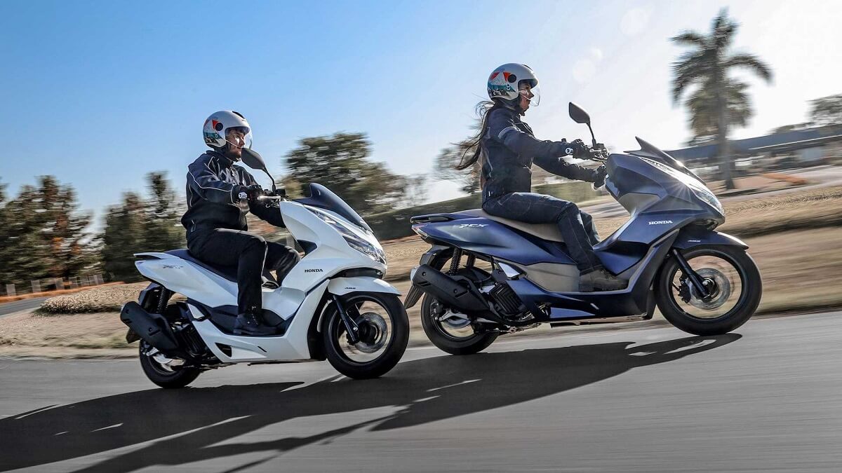 Foto de duas pessoas andando com duas Honda PCX 2023 160