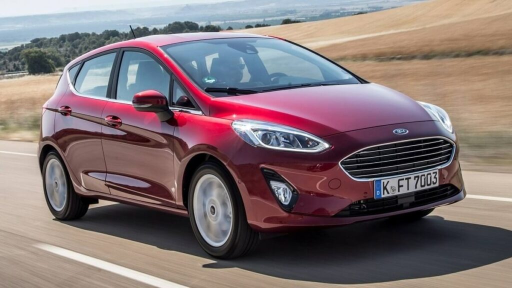 Foto frontal de um New Fiesta em 2023, na cor vermelho bordô