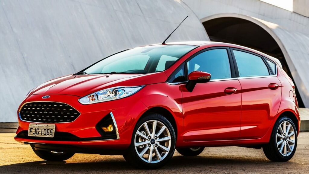 Foto frontal de um Ford Fiesta vermelho