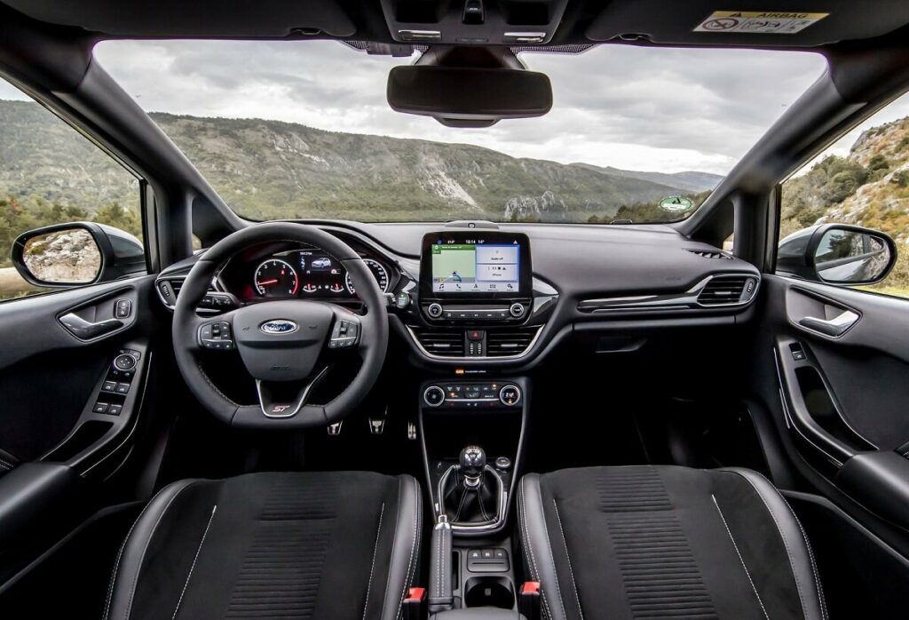 Foto do interior do Ford Fiesta em 2023 tudo em couro com um painel multimídia no centro