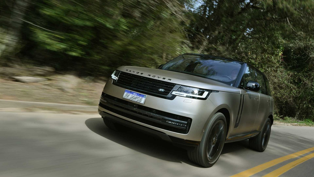 Foto frontal de uma Range Rover andando em uma estrada