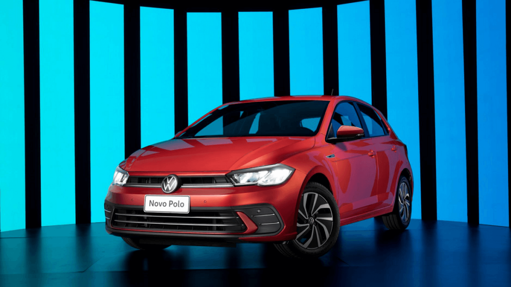 Foto frontal de um novo Polo 2023 vermelho