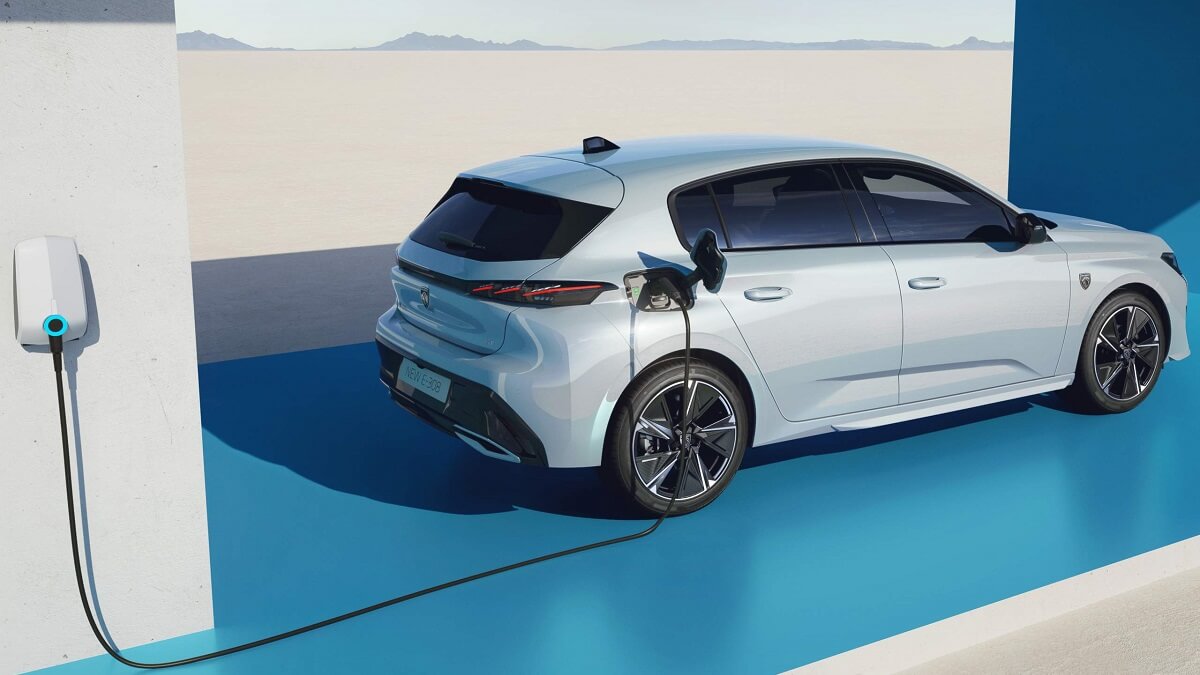 Foto traseira de um Peugeot carregando em uma estação eletrico