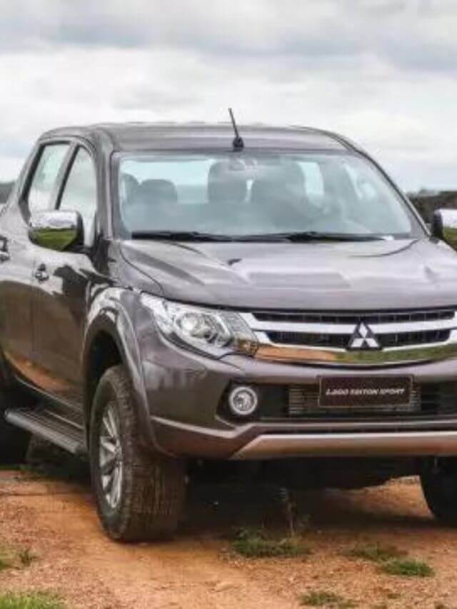 Hilux parada no portão