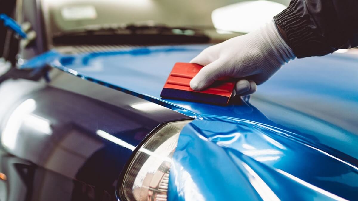 Foto de plotagem de carros com adesivos