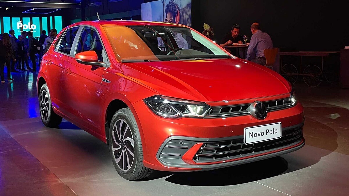 Foto frontal de um VW Polo 2023 vermelho