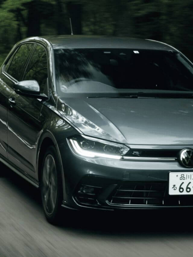 Polo 2023 cinza, na estrada.