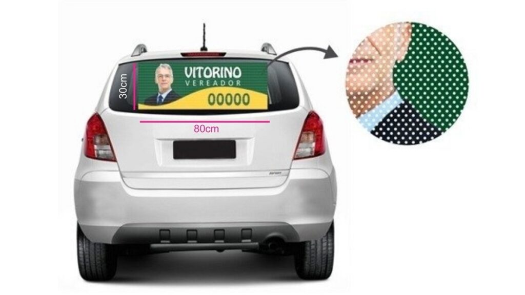 Foto traseira de um carro com adesivo perfurado