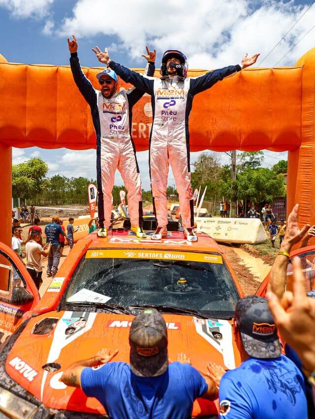 Pilotos comemorando sua vitória.