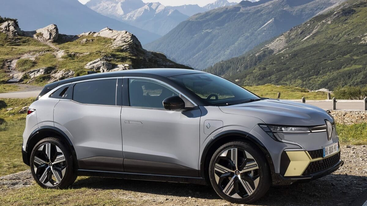 Foto lateral de um Renault Megane E-Tech 2023, em cima de uma montanha