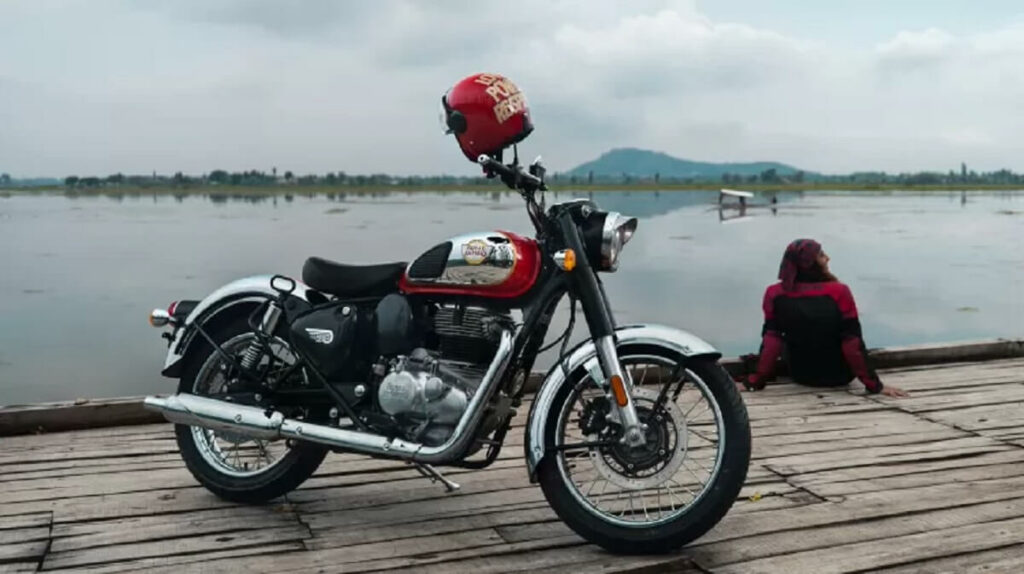 Classic 350 vermelha, com detalhes em cromo.