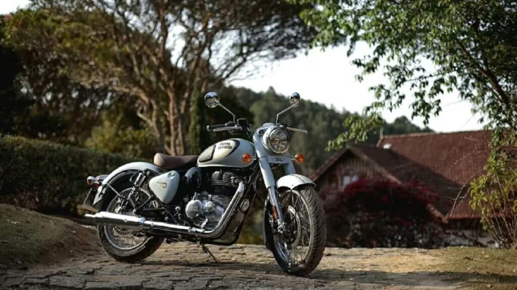 Classic 350 na cor branco fosco, parada.