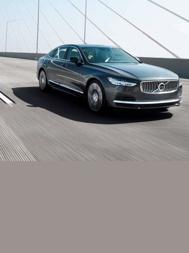 Foto frontal de um Volvo S90 2023 andando em uma pista
