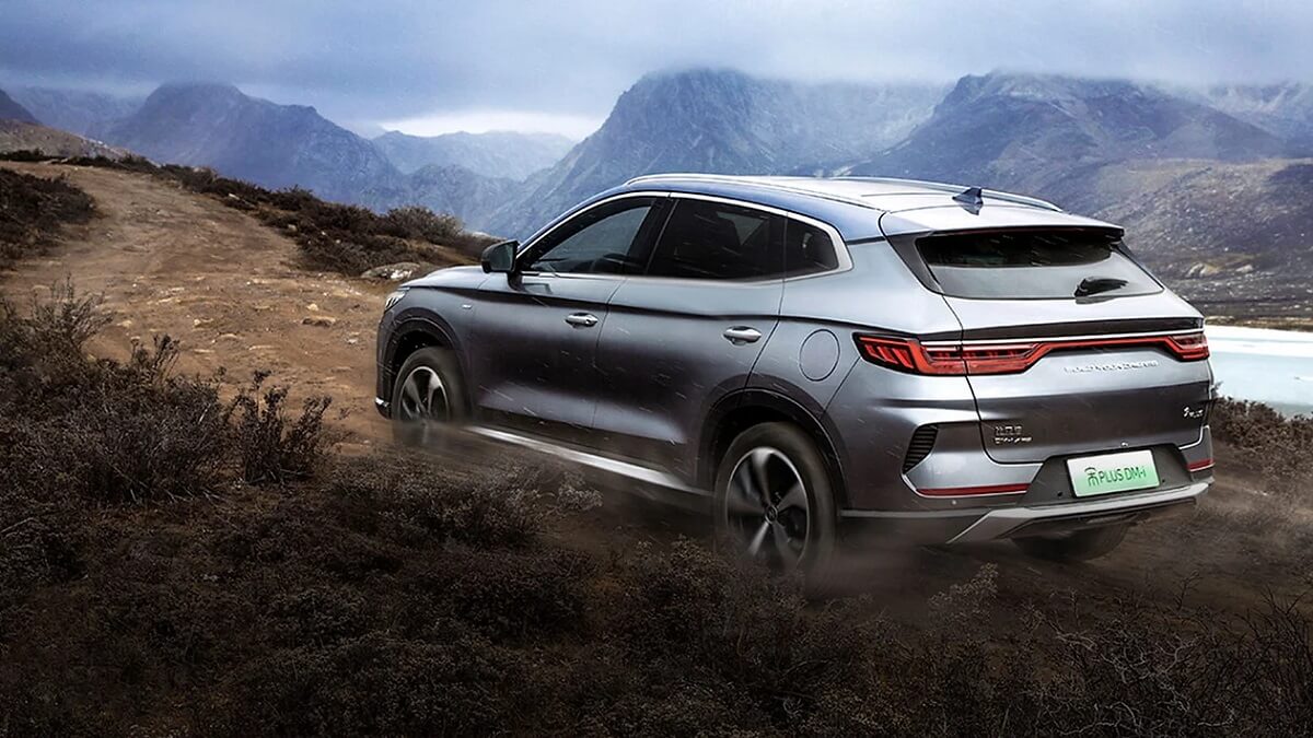 Foto de um Song Plus 2023 prata andando em uma estrada de chão