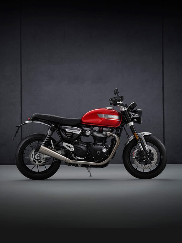 Foto de uma Speed Twin 1200 2022 vermelha estacionada em uma garagem