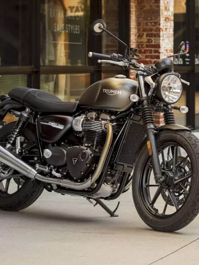 Speed Twin 900 2023 na calçada.