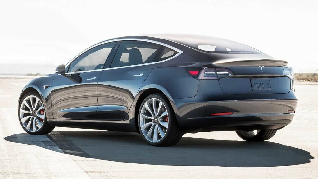 Foto lateral de um Tesla Model 3 2023