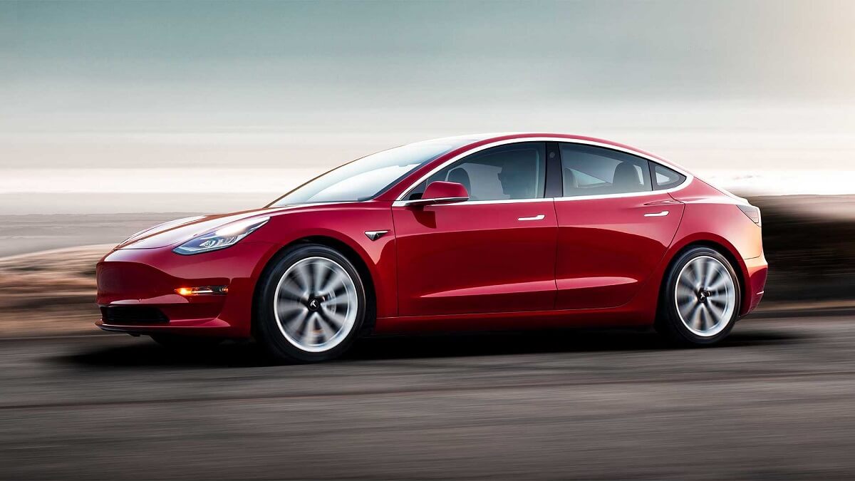 Foto lateral de um Model 3 2023