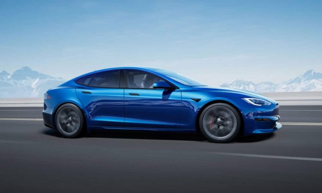 Foto lateral de um Tesla Model S 2023 azul andando em uma estrada