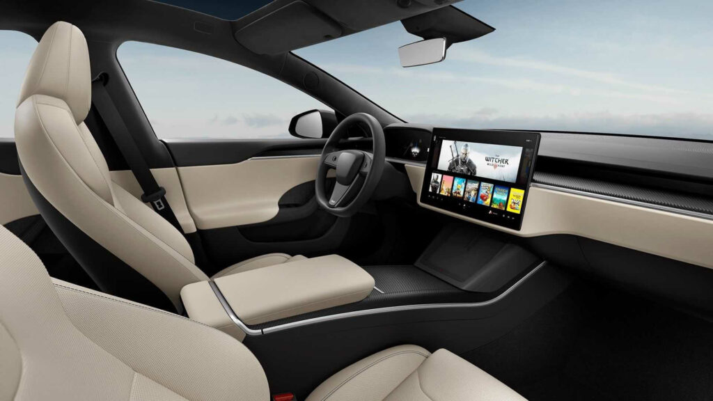 Foto do interior do Model S 2023, todo em couro branco
