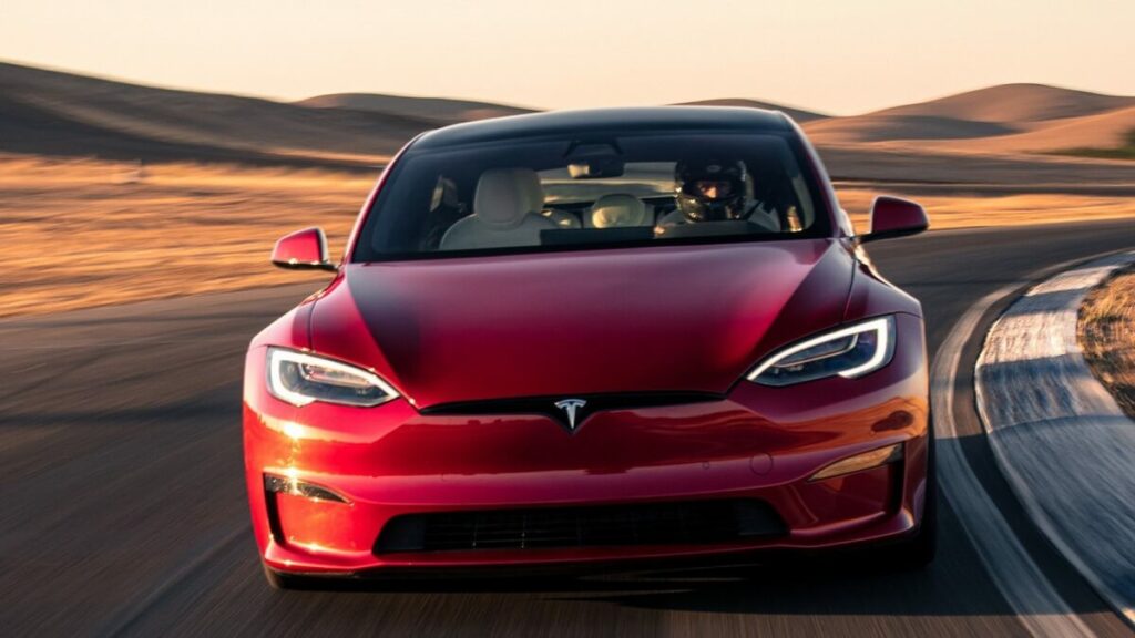 Foto frontal do novo Tesla Model S 2023