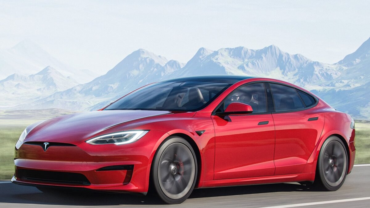 Foto lateral do Tesla Model S 2023 vermelho