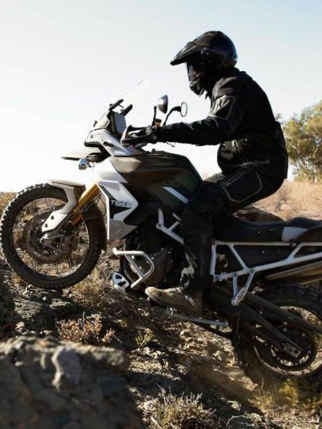 Tiger 900 subindo um barranco.