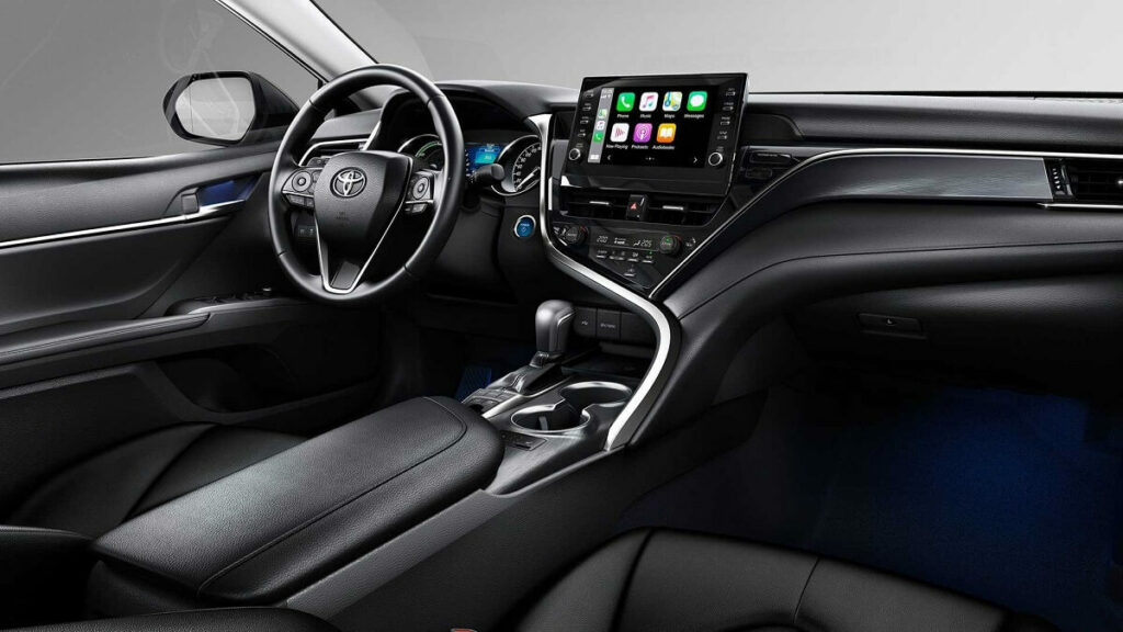 Foto do interior do Toyota Camry Hybrid 2023