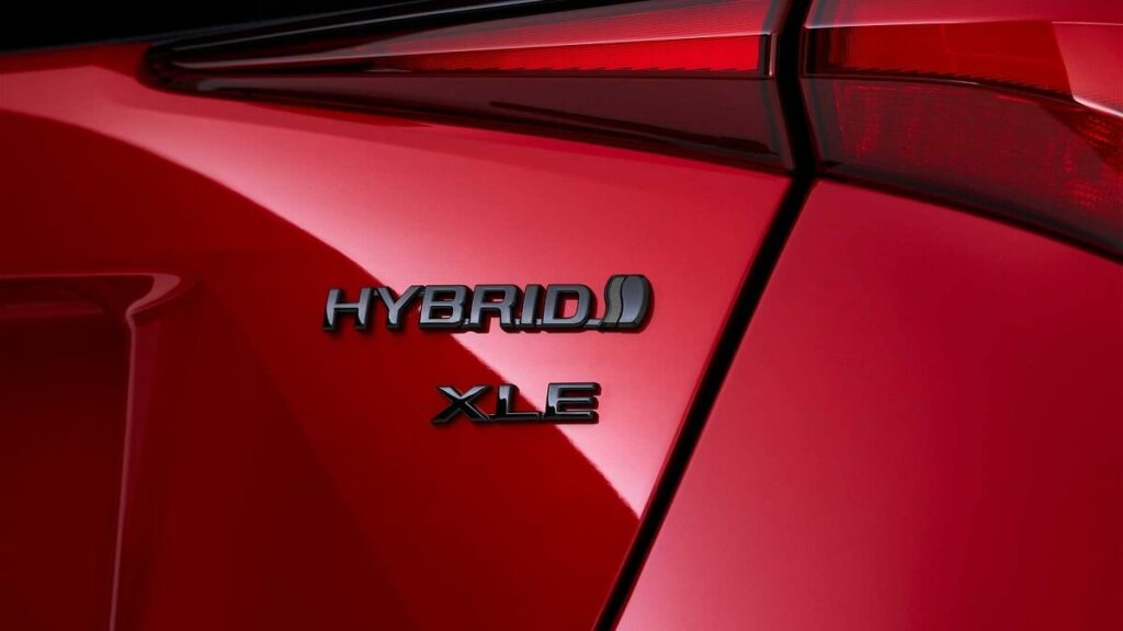 Foto da logo do nome e da motorização do carro