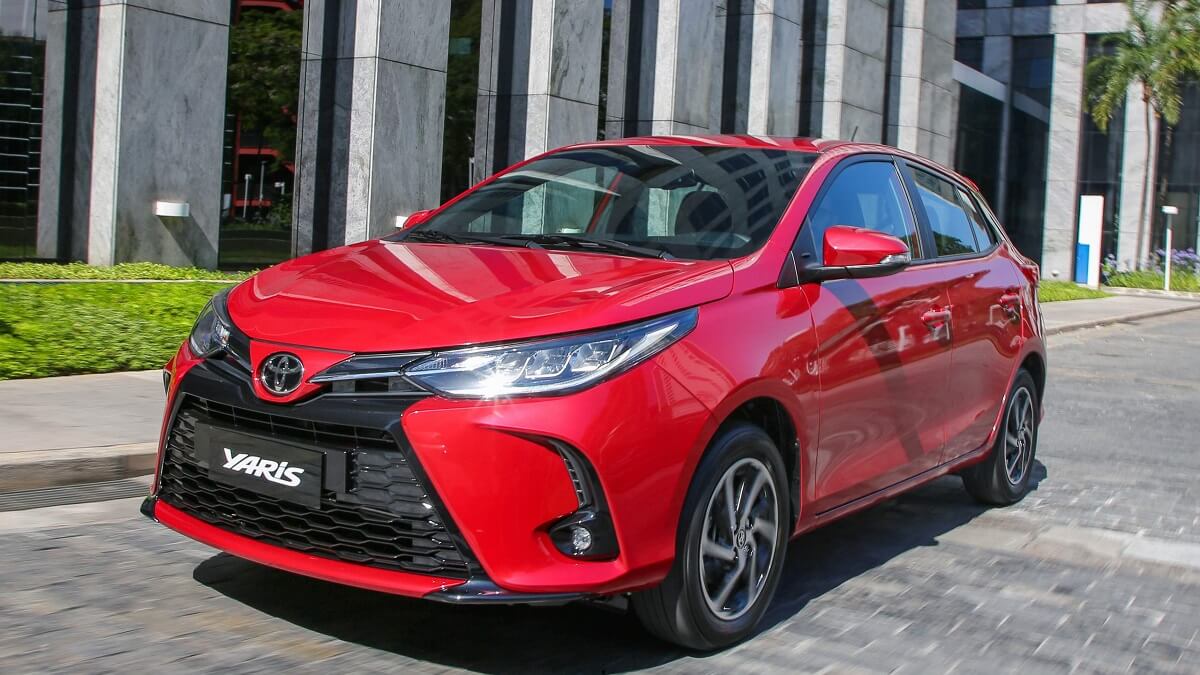 Foto frontal de um Toyota Yaris 2023 vermelho, um dos xodós dentre os carros da Toyota 2023.