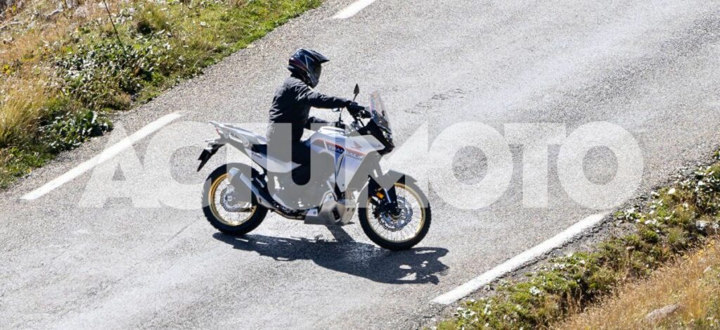 Foto de uma Transalp flagrada andando em uma rua