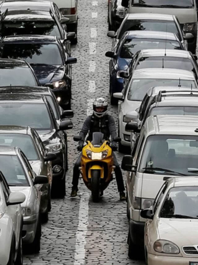 Moto no trânsito pesado.