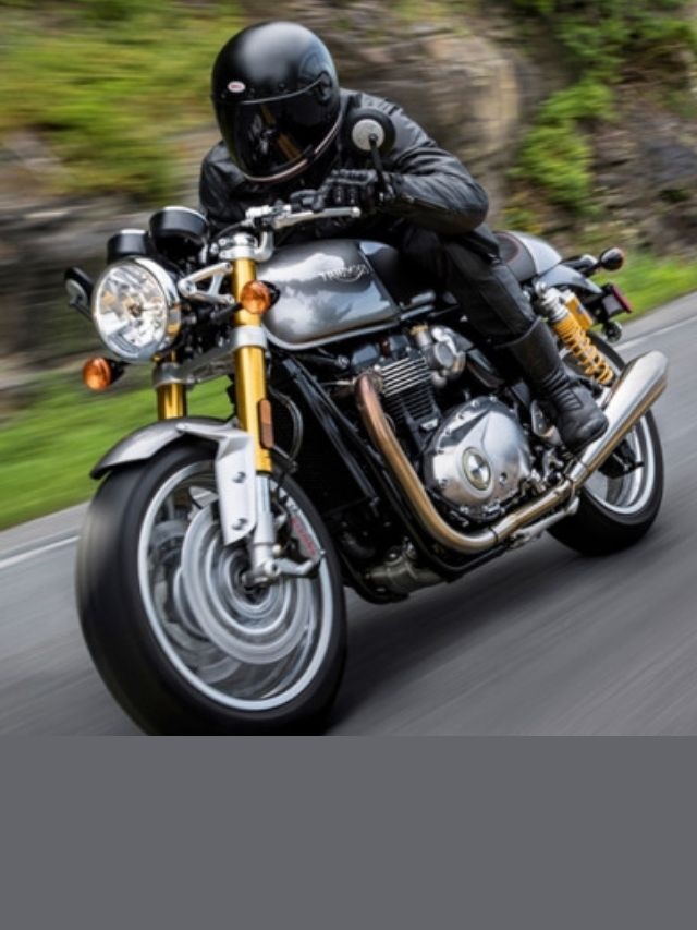 Foto de uma pessoa andando com uma Thruxton R 1200 cc 2022