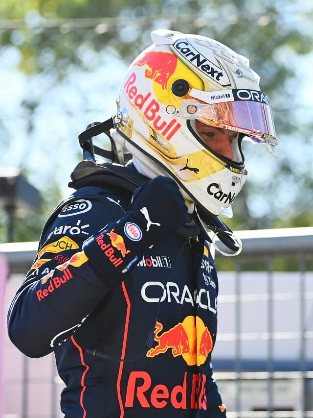 Foto do piloto Max Verstappen comemorando a vitória