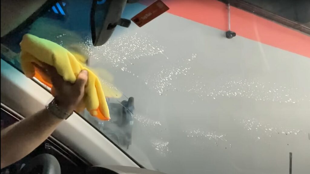Como Limpar Vidro de Carro