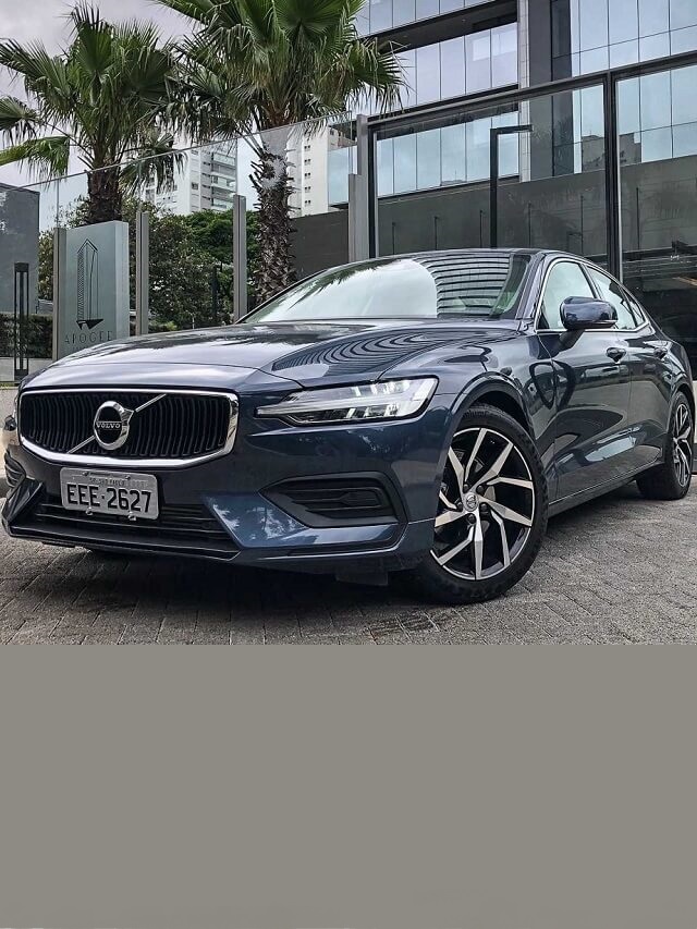 Foto frontal de um Volvo S60 2023
