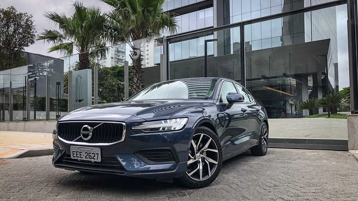 Volvo S60 2023 estacionado em frente a um prédio