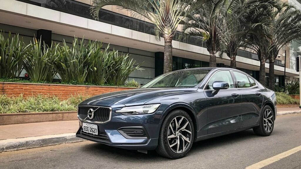 Foto da dianteira do Volvo S60 2023 andando na estrada