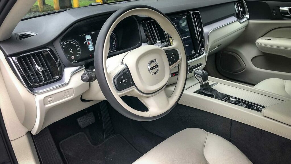 Foto do interior do Volvo S60 2023, que é todo em couro branco caramelo
