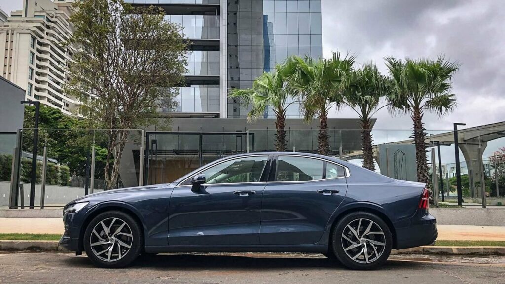 Foto lateral do Volvo S60 2023