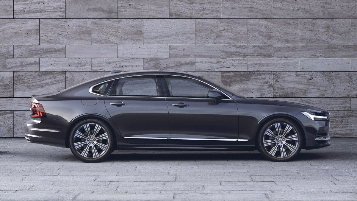 Foto lateral de um Volvo S90 2023 estacionado em uma rua