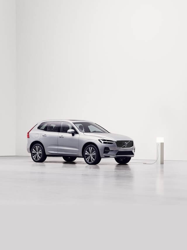 Foto lateral de um Volvo XC 60 2023 branco