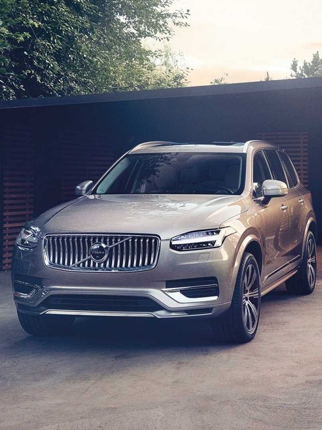 Foto de um Volvo XC90 2022 saindo de uma garagem