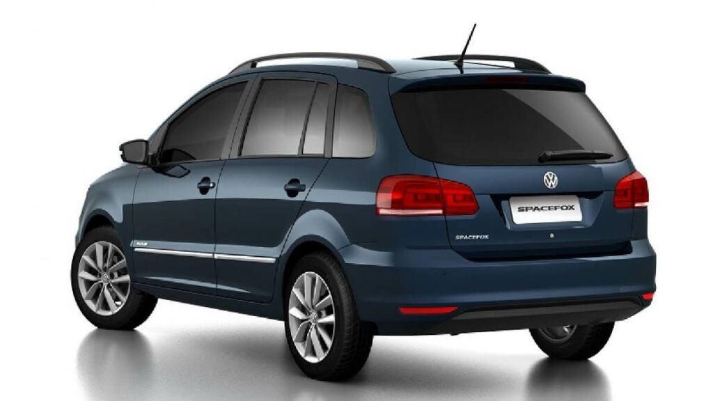 Foto traseira de um VW Spacefox em 2023 azul parte traseira