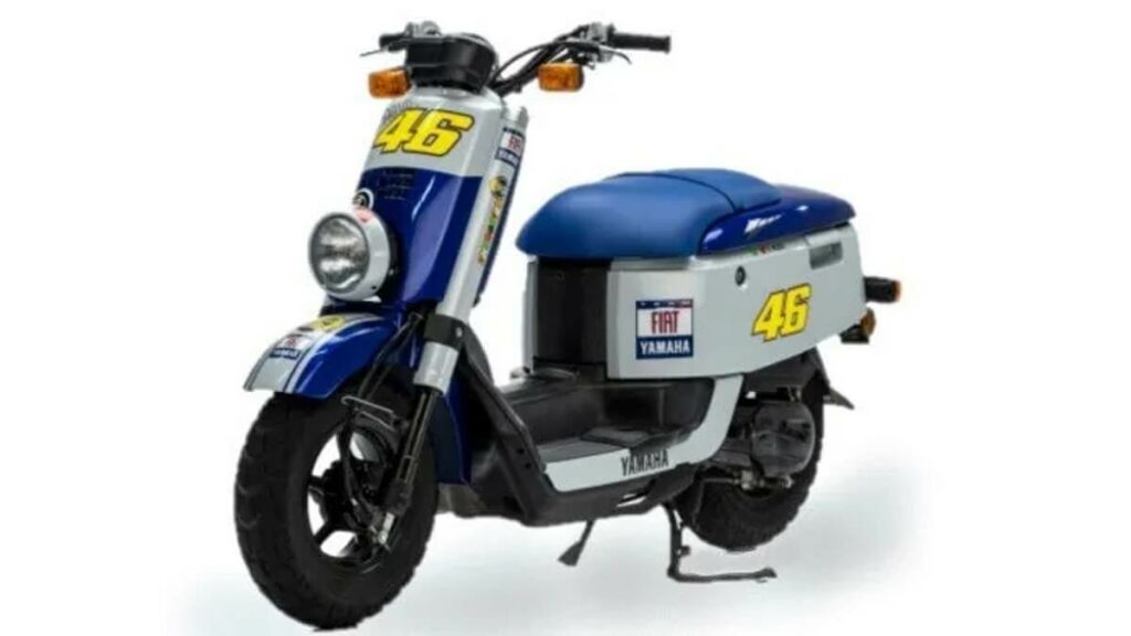 Foto frontal de uma Yamaha scooter Giggle