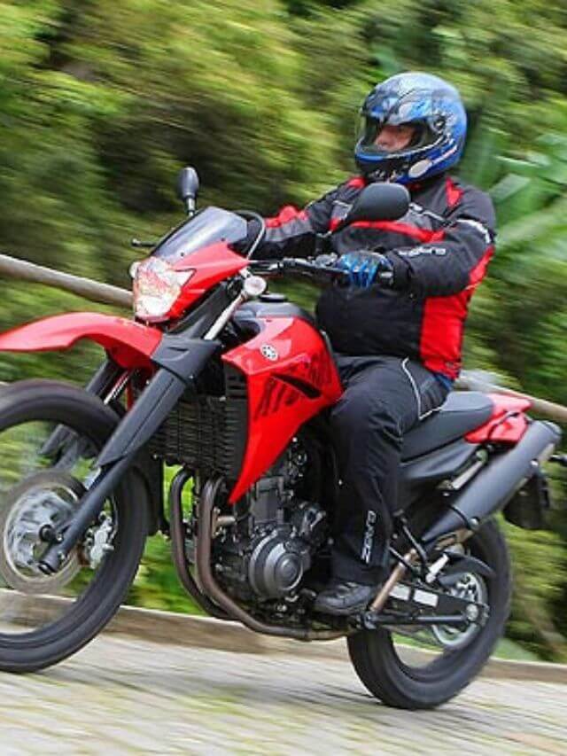 XT 660 vermelha, na estrada.