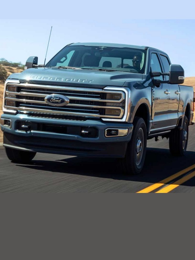 Foto frontal de uma Ford Super Duty F-250 2023 andando em uma estrada