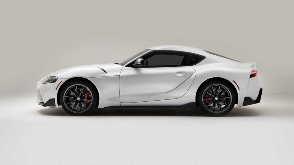 Foto lateral de um Toyota Supra 2023 branco