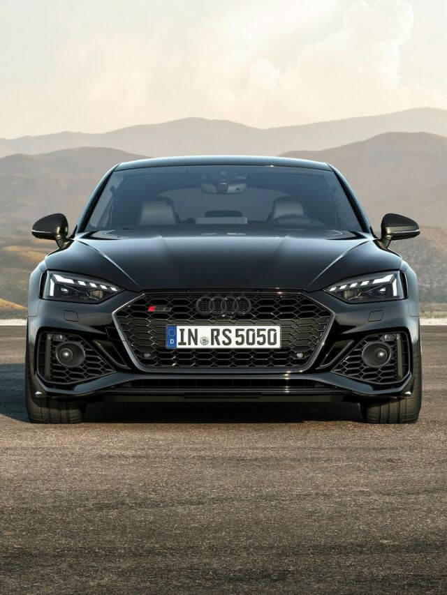 Frente de um Audi RS5 na cor preta.