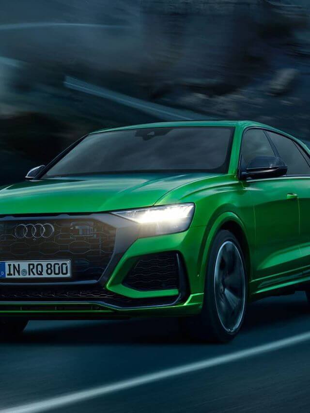 Audi RS Q8 verde, acelerando em uma estrada.